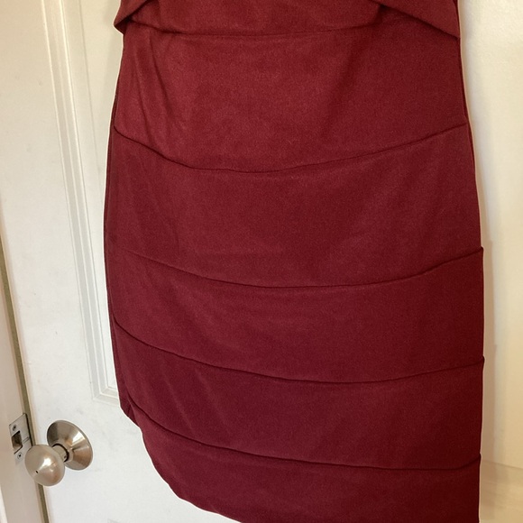 LBD in Burgundy with padded top - Picture 4 of 9